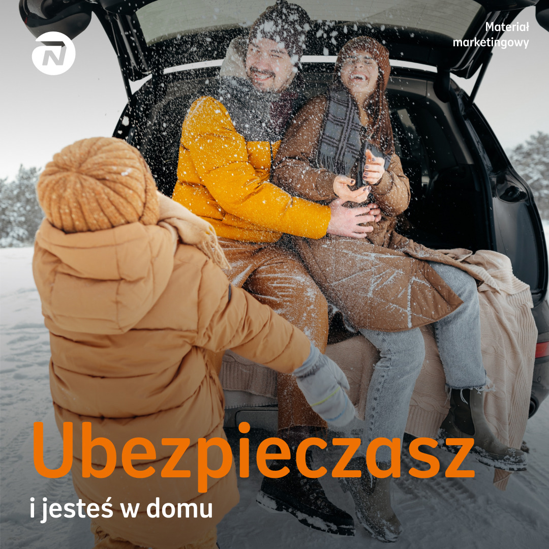 Rodzina siedząca w bagażniku samochodu podczas zimowej podróży, obsypana śniegiem, w tle zasypane śniegiem drzewa.