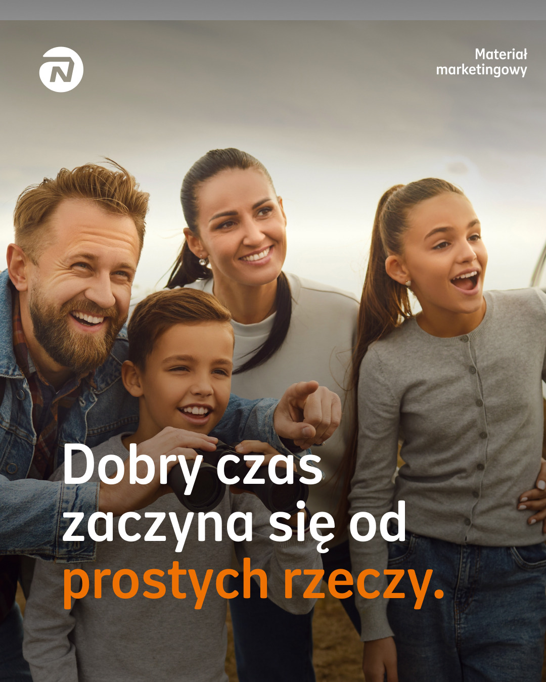 Uśmiechnięta rodzina z dwójką dzieci spogląda w dal. Chłopiec trzyma lornetkę. Napis: Dobry czas zaczyna się od prostych rzeczy. Materiał marketingowy.