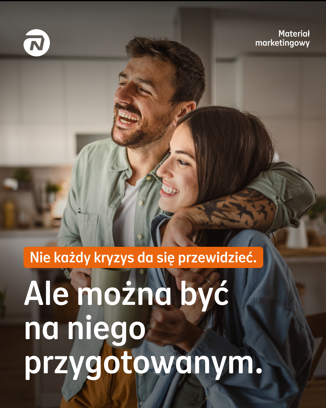 Uśmiechnięta para obejmuje się w jasnym wnętrzu. Tekst: 'Nie każdy kryzys da się przewidzieć. Ale można być na niego przygotowanym.' Logo firmy ubezpieczeniowej w rogu.