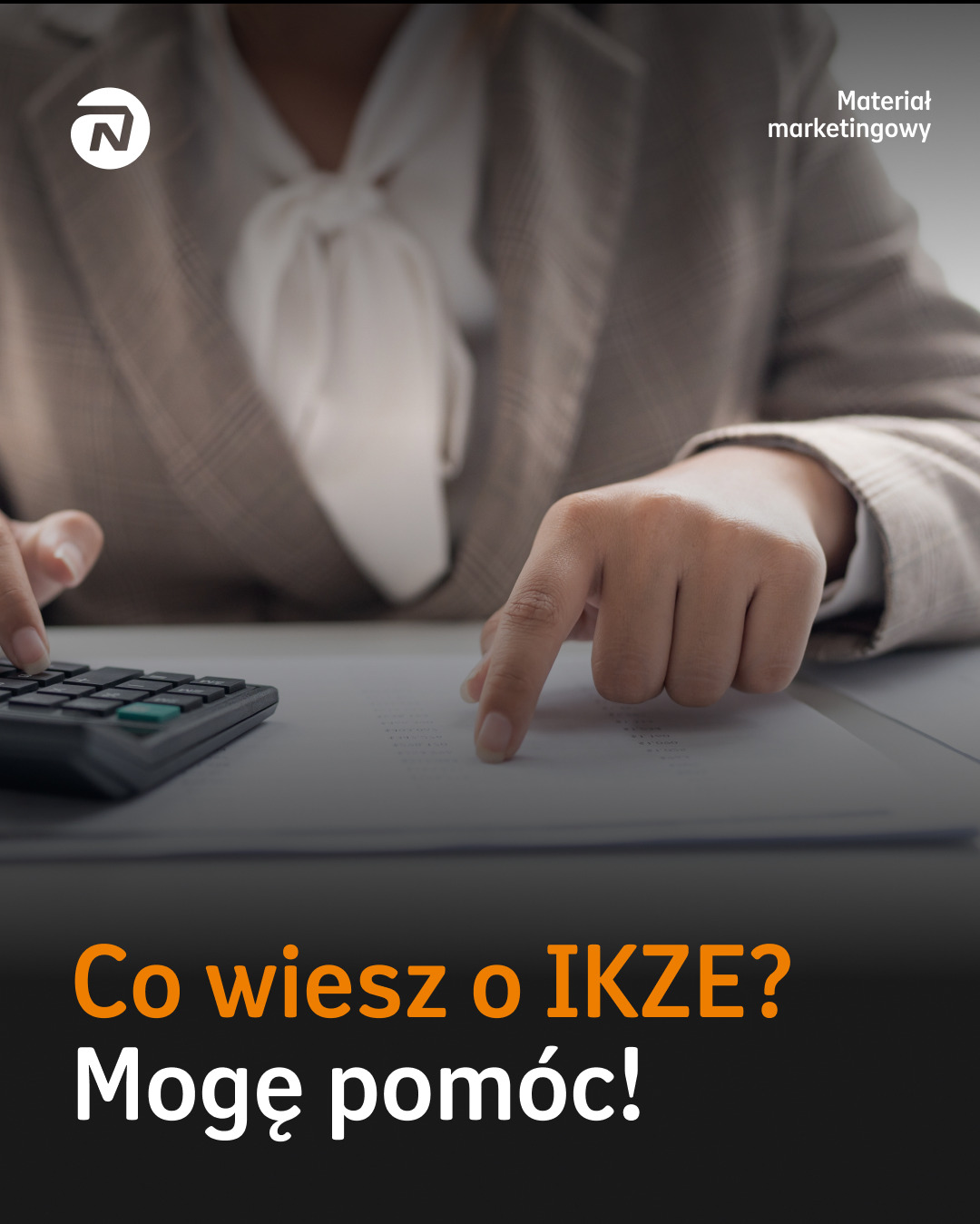 Kalkulator, dokumenty i dłoń wskazująca na IKZE. Materiał marketingowy z pytaniem 'Co wiesz o IKZE? Mogę pomóc!'.