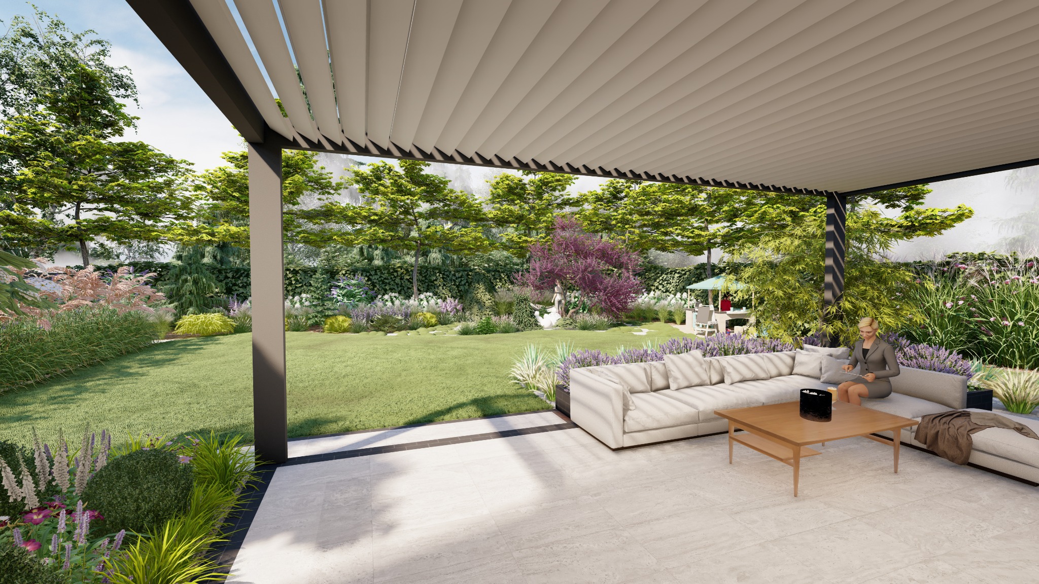 Zadaszony taras z pergolą, białą sofą narożną i stolikiem kawowym, widok na zadbany trawnik i różnorodne rośliny ogrodowe, w tle altana z meblami ogrodowymi, kobieta siedząca na sofie.