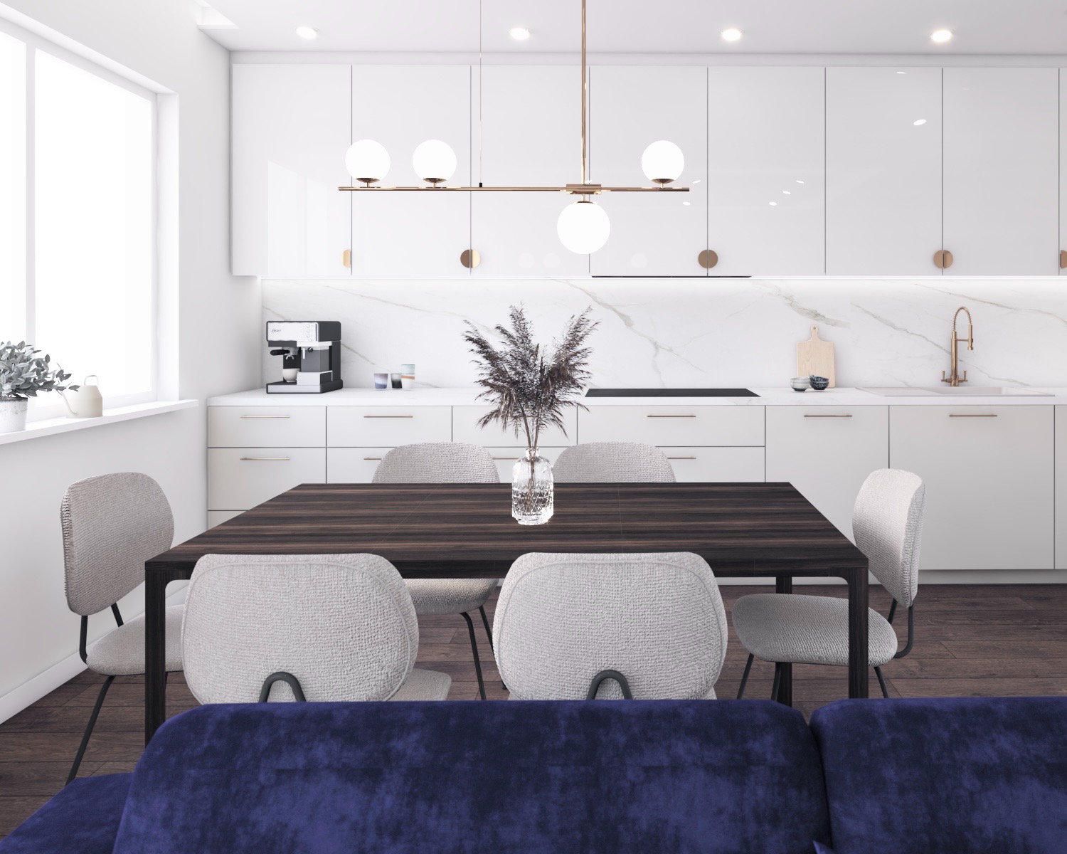 Nowoczesna kuchnia z białymi, lakierowanymi szafkami, marmurowym backsplashiem i drewnianym stołem otoczonym szarymi krzesłami, oświetlona złotą lampą wiszącą z kulistymi kloszami, z fragmentem...