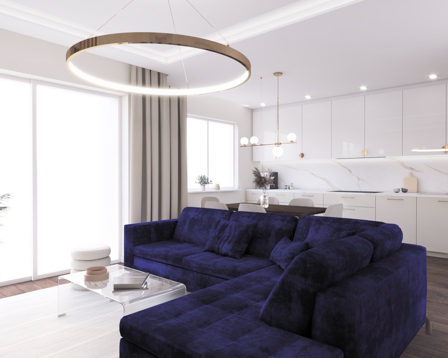 Nowoczesny salon z granatową sofą narożną, okrągłym złotym żyrandolem i białą kuchnią w tle, oświetlony naturalnym światłem z dużego okna.