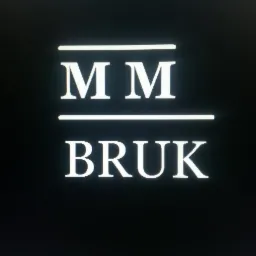 Logo firmy 'MM BRUK' z dwoma poziomymi liniami nad i pod napisem 'MM'