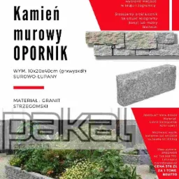 Zdjęcie reklamowe kamienia murowego, surowo-łupanego, z granitu strzegomskiego, użytego jako opornik do podwyższonej rabaty kwiatowej, z widocznym logo firmy Pakal i informacją o cenie za tonę.