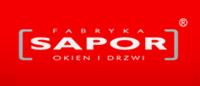 Logo firmy Sapor na czerwonym tle, producent okien i drzwi.