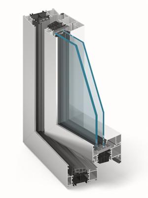 Przekrój ramy okiennej z podwójnym szkleniem, ukazujący profil i uszczelki w kolorze białym na jednolitym tle.