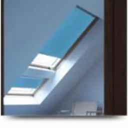 Dwa okna dachowe z zamontowanymi wewnętrznymi przesłonami w kolorze jasnoniebieskim, wpadające światło dzienne, widok z dołu na poddaszu.