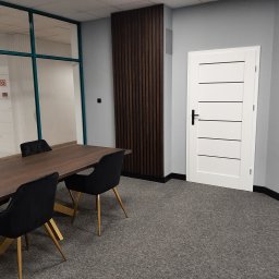 CHISEL KUCHNIE Agnieszka Kowalicka - Nowoczesna sala konferencyjna z drewnianym stołem, czarnymi krzesłami na złotych nogach, panelem ściennym z ciemnego drewna i białą, minimalistyczną ścianą działową z przeszkleniami.