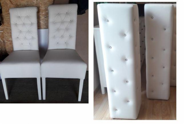 Dwa białe, tapicerowane krzesła z pikowanym oparciem i dekoracyjnymi guzikami, oraz fragmenty innych krzeseł z podobnym wykończeniem.