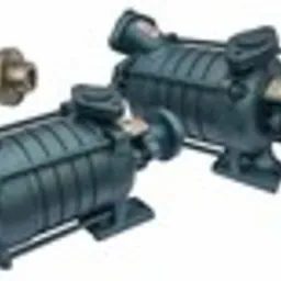 Dwie identyczne, ciemnoniebieskie pompy przemysłowe z żeliwa, ustawione pod kątem na białym tle. Obok każdej pompy leży kołnierz przyłączeniowy.