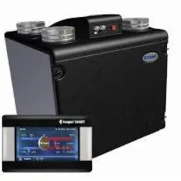 Centrala rekuperacyjna w kolorze czarnym, z czterema srebrnymi króćcami i panelem sterowania z wyświetlaczem LCD, prezentowana na białym tle.