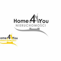 PERFORMA Patryk Gniedziejko - Dwa warianty logo firmy Home4You Nieruchomości: jeden w odcieniach szarości z symbolem domu z kominem, drugi z żółtym akcentem kolorystycznym.