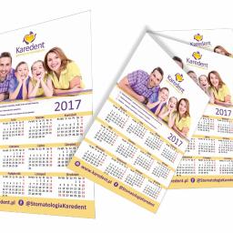 PERFORMA Patryk Gniedziejko - Trzy kalendarze firmowe 2017 z logo gabinetu stomatologicznego Karedent i uśmiechniętą rodziną, leżące jeden na drugim, z widocznymi miesiącami i adresami strony internetowej oraz mediów...
