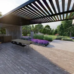 Nowoczesny taras z drewnianą podłogą, pergolą i grillem, otoczony zielenią i fioletowymi kwiatami, z widokiem na zadbany trawnik.