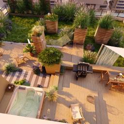 PERFORMA Patryk Gniedziejko - Wizualizacja zagospodarowania tarasu na dachu budynku z jacuzzi, grillem, hamakiem i strefą relaksu z leżakami oraz roślinnością w drewnianych donicach, widok z góry.