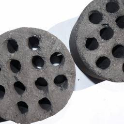 Eko Patent Sp. z o.o. - Dwa okrągłe brykiety z otworami na białym tle, ukazujące ich teksturę i budowę.