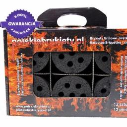 Eko Patent Sp. z o.o. - Pudełko z brykietami grillowymi w kształcie krążków, widoczne przez wycięte okienka w opakowaniu z motywem płomieni, logo 'polskiebrykiety.pl' oraz informacją o gwarancji jakości.