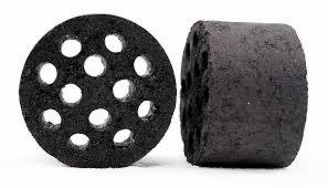Dwa brykiety o cylindrycznym kształcie, jeden z widoczną perforacją z otworami, drugi pokazany z boku, na białym tle.
