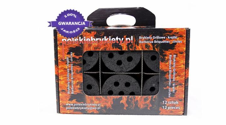 Pudełko z brykietami grillowymi w kształcie krążków, widoczne przez wycięte okienka w opakowaniu z motywem płomieni, logo 'polskiebrykiety.pl' oraz informacją o gwarancji jakości.