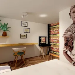 Wizualizacja pokoju z biurkiem pod oknem, drewnianą podłogą w jodełkę i afrykańskimi akcentami w postaci grafiki na ścianie i wzorzystej tapety.