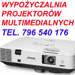 Biały projektor multimedialny marki Epson na białym tle, z widocznym napisem 'Wypożyczalnia Projektor&oacute;w Multimedialnych' oraz numerem telefonu.