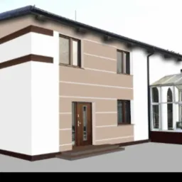 Dwukondygnacyjny dom z beżową elewacją i białymi narożnikami, ciemnobrązowymi oknami i drzwiami wejściowymi, widoczna przeszklona weranda po prawej stronie.