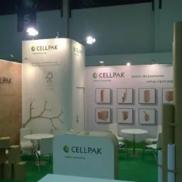 Stoisko targowe firmy Cellpak prezentujące produkty papierowe i usługi cięcia papieru, z logo FSC i stosem rolek papieru.