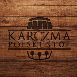 Drewniane logo Karczma Polski Stół z motywem beczki i kieliszków wygrawerowane na desce.