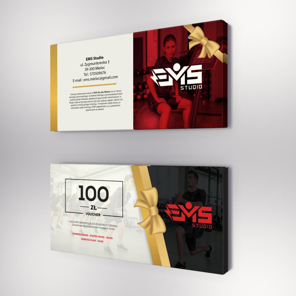 Karta podarunkowa i wizytówka studia EMS z logo, prezentujące ofertę treningów elektrostymulacji, z informacjami kontaktowymi i godzinami otwarcia.