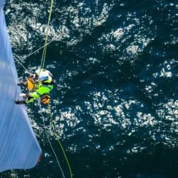 Inspekcja łopat turbin wiatrowych. Morze Północne