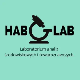 Logo laboratorium analiz środowiskowych i towaroznawczych HAB-LAB z symbolem mikroskopu.