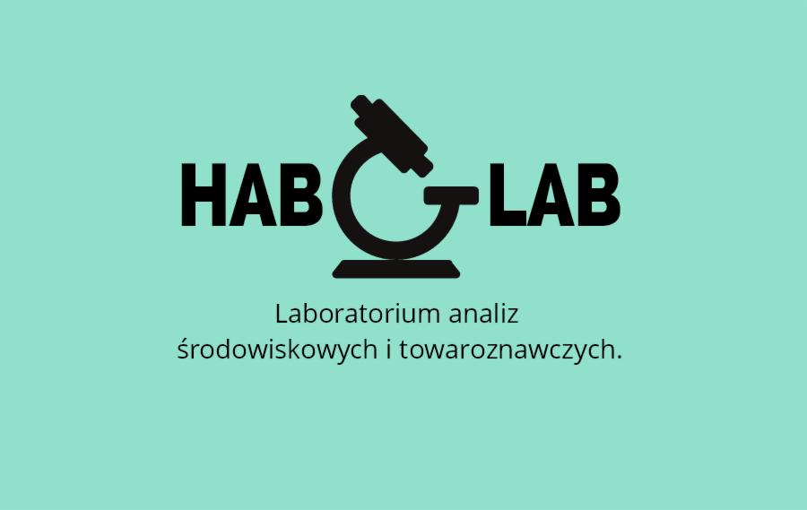 Logo laboratorium analiz środowiskowych i towaroznawczych HAB-LAB z symbolem mikroskopu.