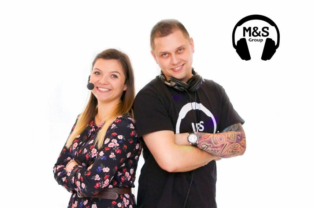 Portret dwojga prezenterów z mikrofonami i słuchawkami na białym tle, z logo firmy M&S Group w prawym górnym rogu. Mężczyzna ma tatuaż na ramieniu.