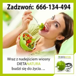 Uśmiechnięta kobieta je sałatkę warzywną z zielonej miseczki, używając srebrnego widelca; w tle numer telefonu i logo firmy oferującej dietę.