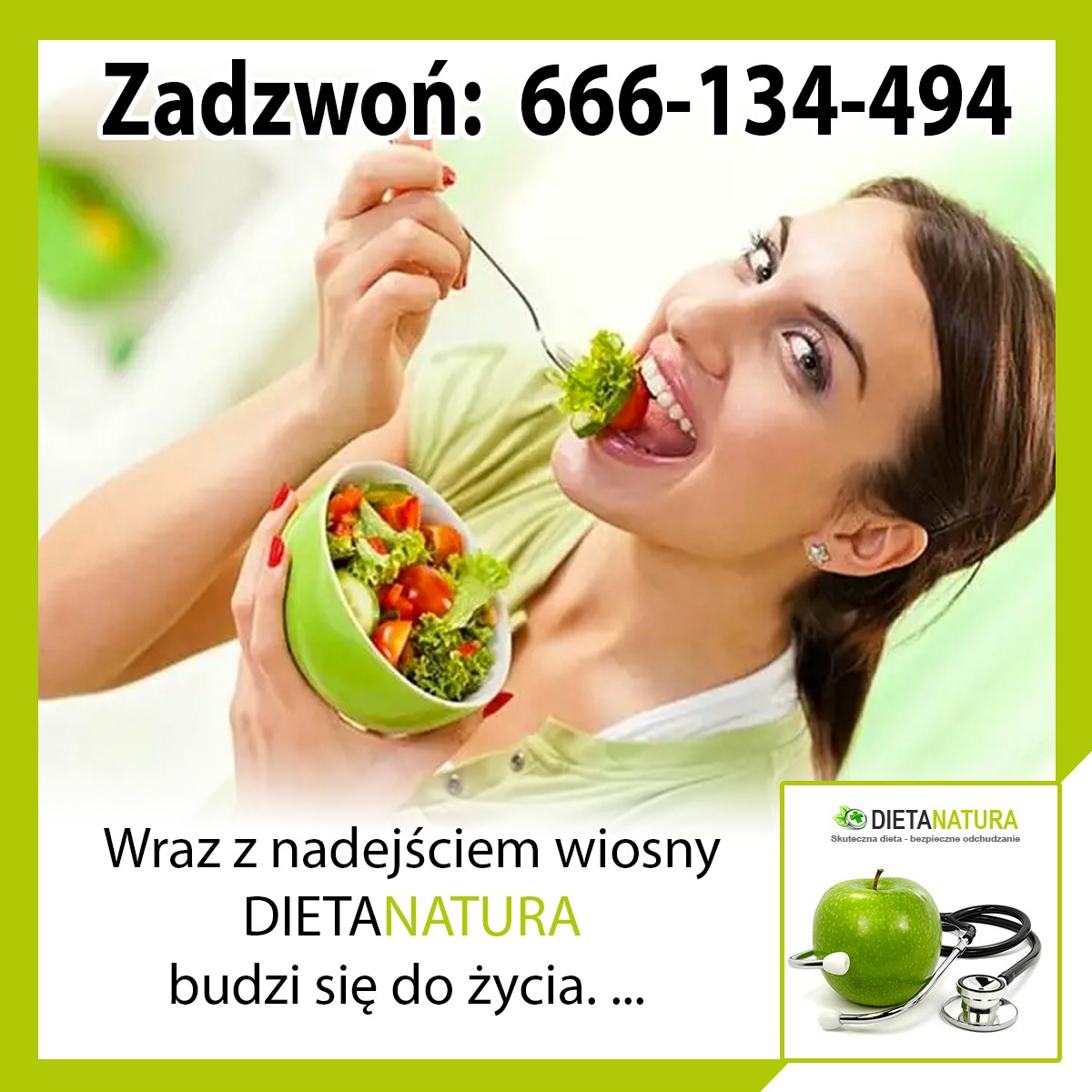 Uśmiechnięta kobieta je sałatkę warzywną z zielonej miseczki, używając srebrnego widelca; w tle numer telefonu i logo firmy oferującej dietę.