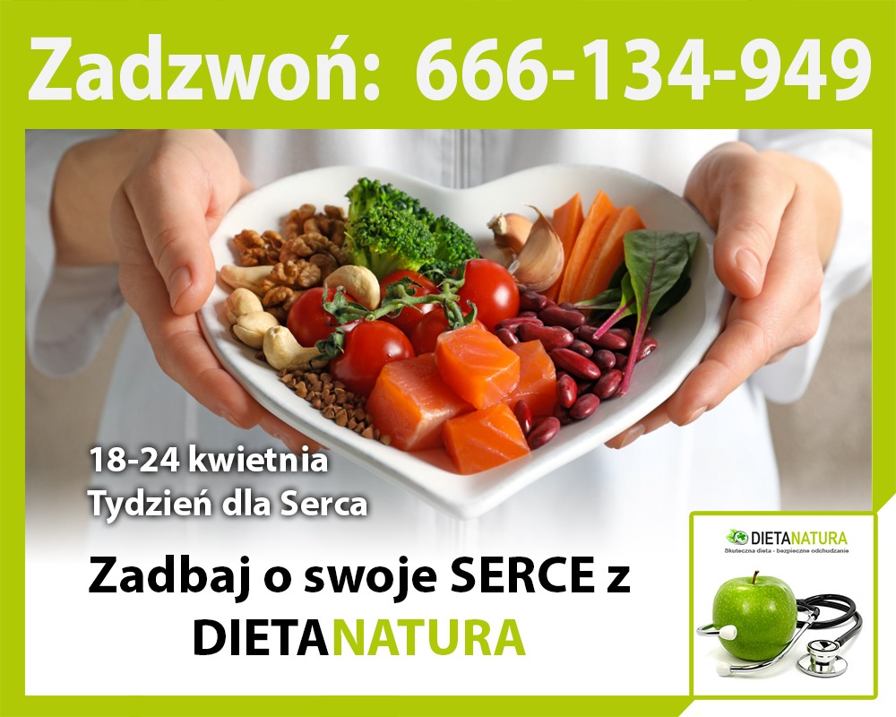 Dłonie trzymają biały talerz w kształcie serca z różnorodnymi produktami spożywczymi: brokuły, orzechy, pomidory, marchew, fasola i kostki łososia.