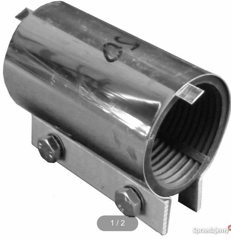 Szczegółowe zbliżenie na metalową obejmę rurową z widocznymi śrubami mocującymi i gumowym uszczelnieniem wewnątrz, przedstawione na jasnym tle.