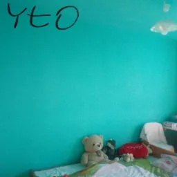 Pokój dziecięcy z turkusowymi ścianami i dekoracjami: pluszowe misie na łóżku, biała lampa sufitowa.