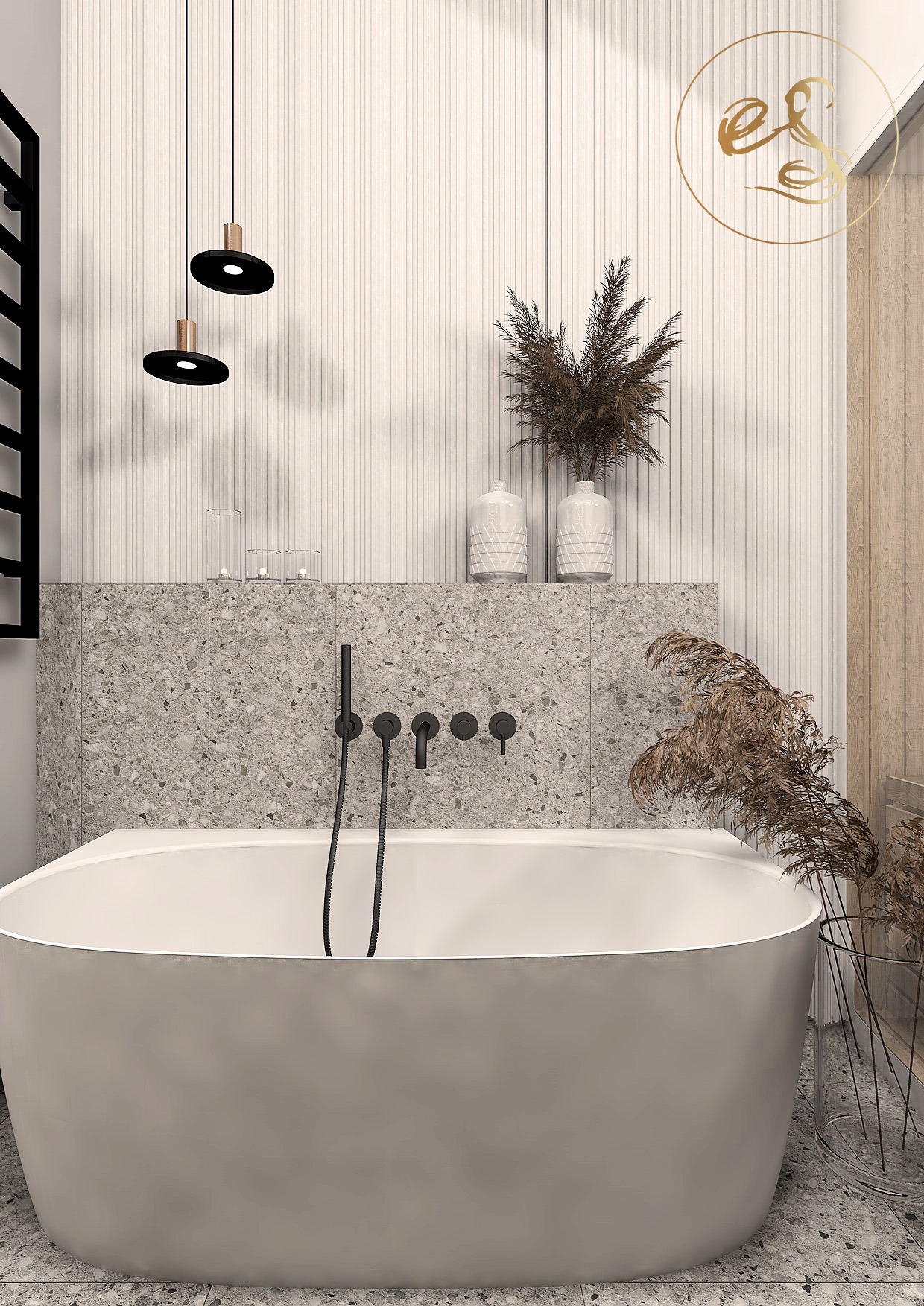 Nowoczesna łazienka z wolnostojącą wanną, czarną armaturą i dekoracyjnymi trawami pampasowymi w wazonie, oświetlona wiszącymi lampami z elementami miedzianymi, na tle ściany z pionowymi żłobieniami...