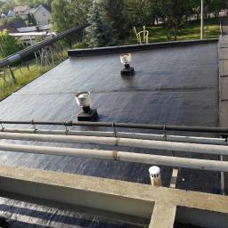 Nałożenie memmbrany dachowej Canada Rubber N500 na papę, dach płaski ul. Łokietka 