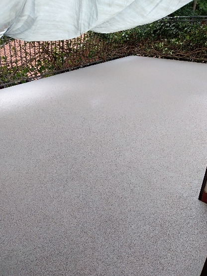 Hydroizolacja tarasów i balkonów Canada Rubber Droof 250 w pełnym systemie z piaskiem kwarcowym i warstwą zamykającą.