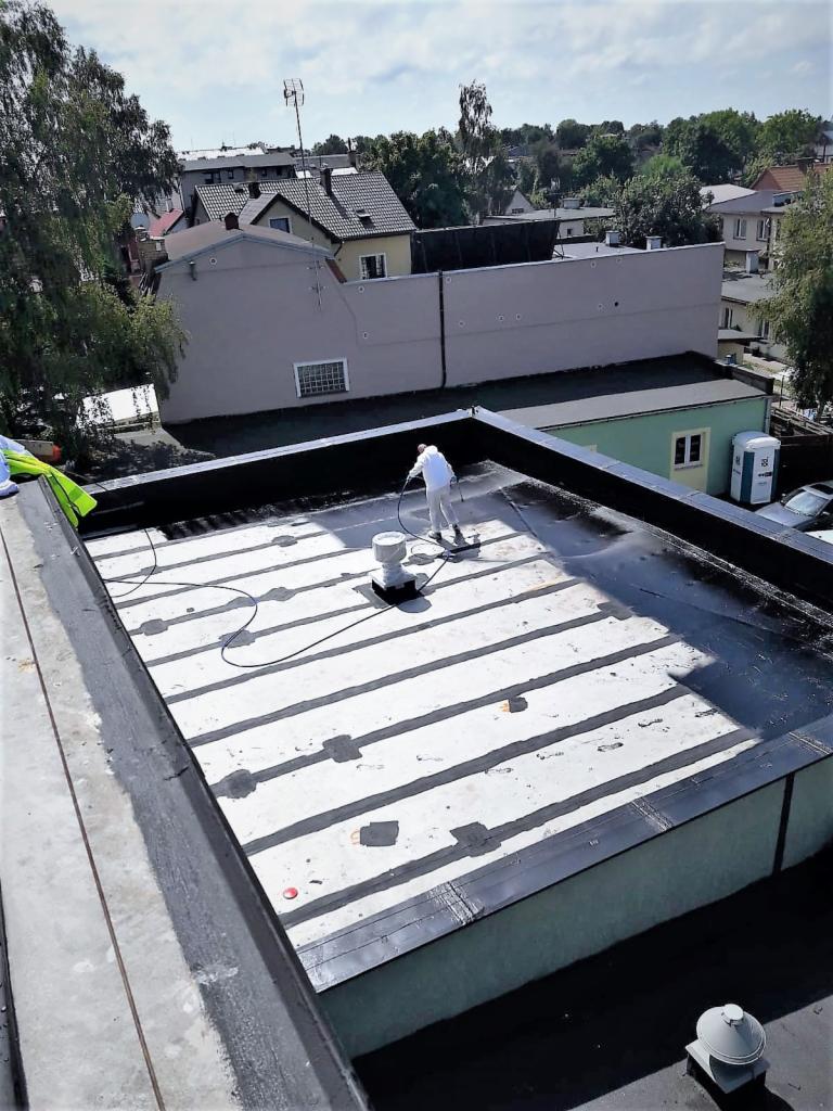 Położenie połowki dachowej na budynku w Błoniu