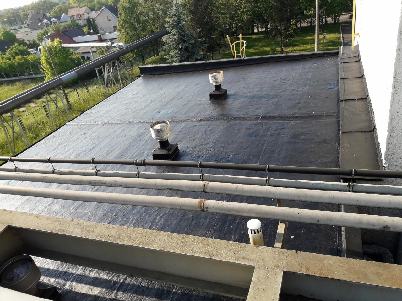 Nałożenie memmbrany dachowej Canada Rubber N500 na papę, dach płaski ul. Łokietka