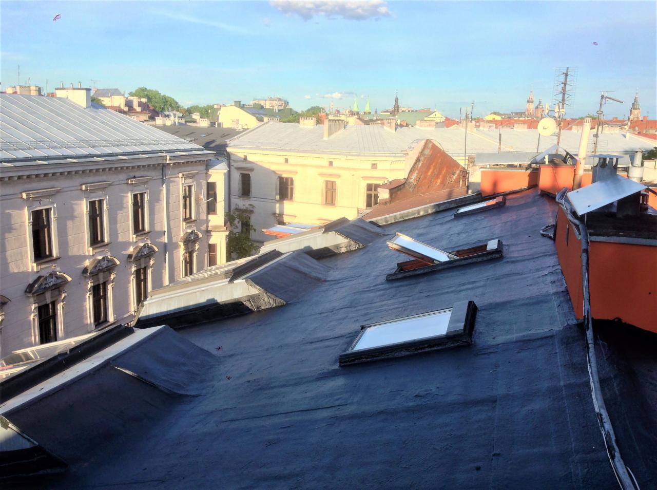 Położenie Canada Rubber N500 na dachu kamienicy, podłoże stara papa