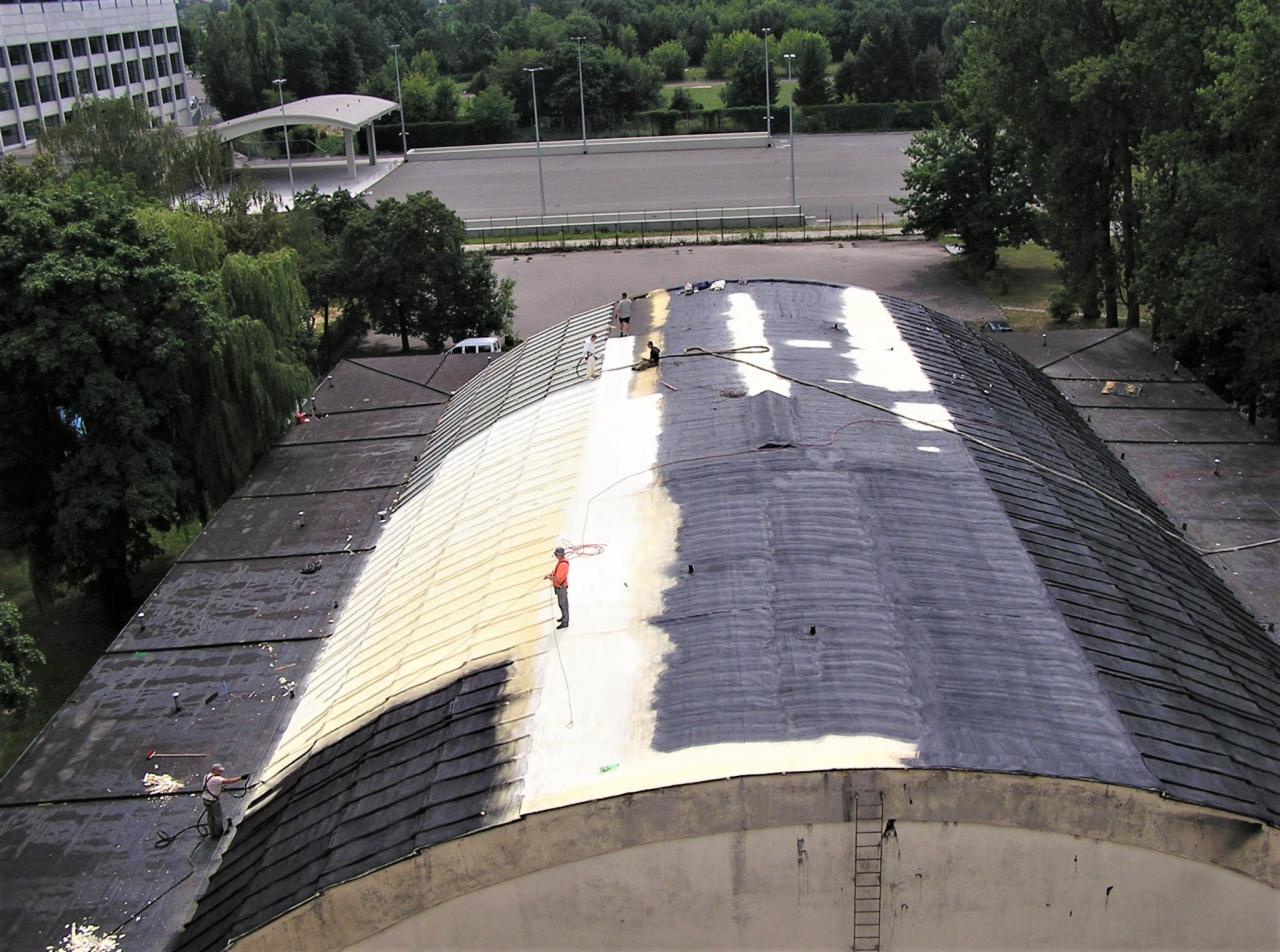 Położenie powłoki izolacyjnej Canada Rubber N500 na pianie, hala Wisły