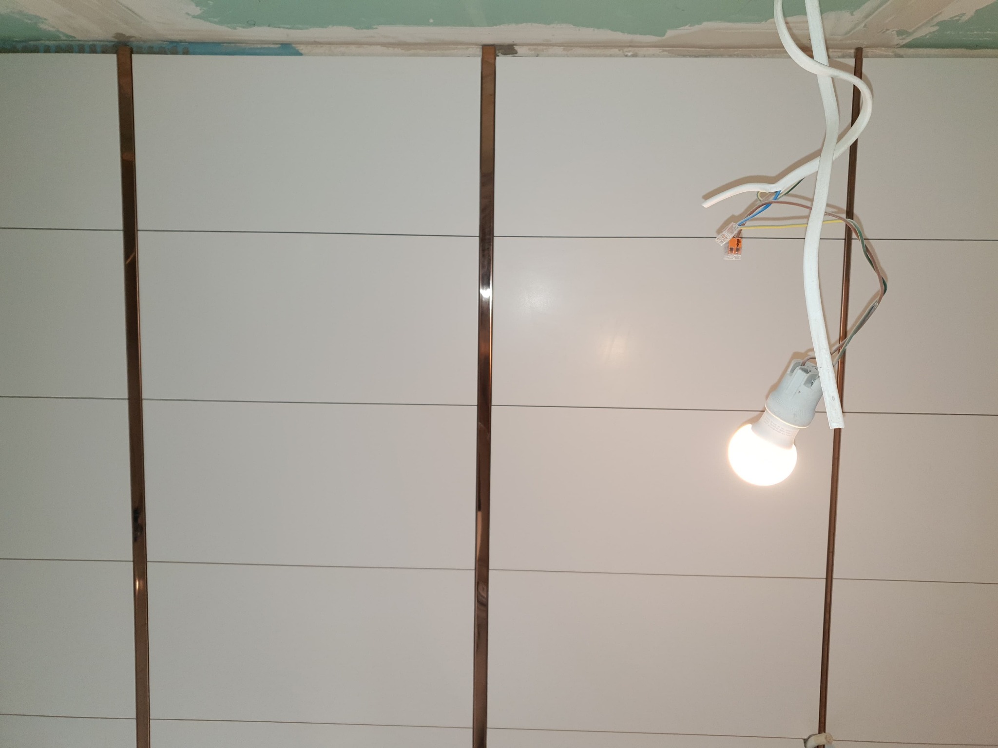 Wykonanie sufit był za wysoko zrobiony przez inną ekipę i został poprawiony i obniżony do płytek