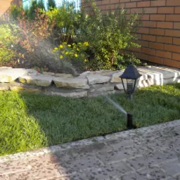 Zakładanie systemów nawadniających ogród