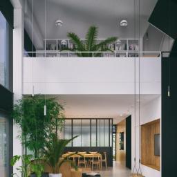 Biuro architektoniczne Znamy się - Wnętrze domu jednorodzinnego z antresolą, widok na jadalnię z drewnianym stołem i krzesłami, duże okno z roślinami doniczkowymi w pierwszym planie, huśtawka zawieszona w salonie, na antresoli regał...