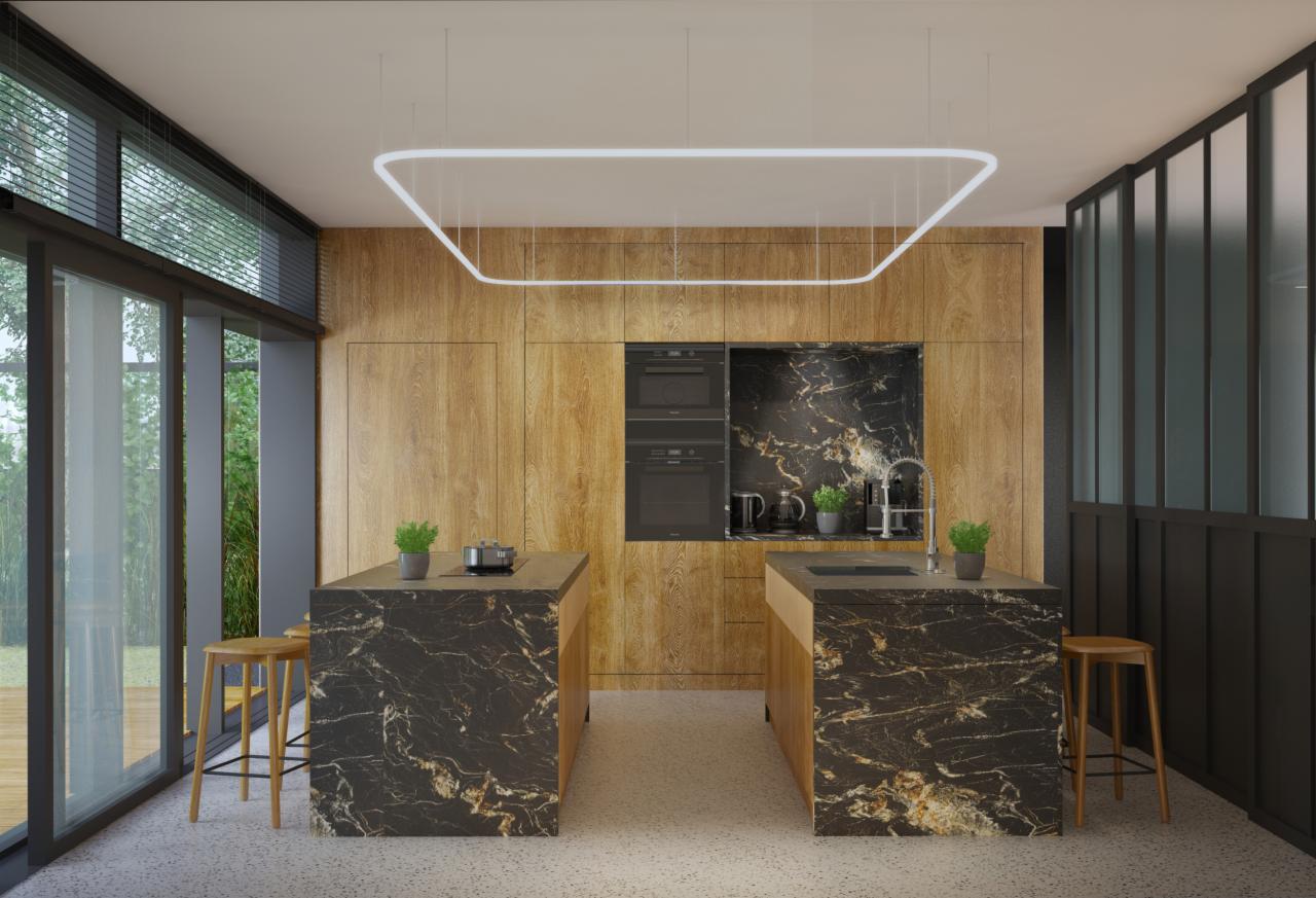 Nowoczesna kuchnia z dwoma wyspami z czarnego marmuru z wyraźnym złotym użyleniem, drewniane fronty szafek, czarne sprzęty AGD w zabudowie, oświetlenie LED w kształcie prostokąta, duże okno...